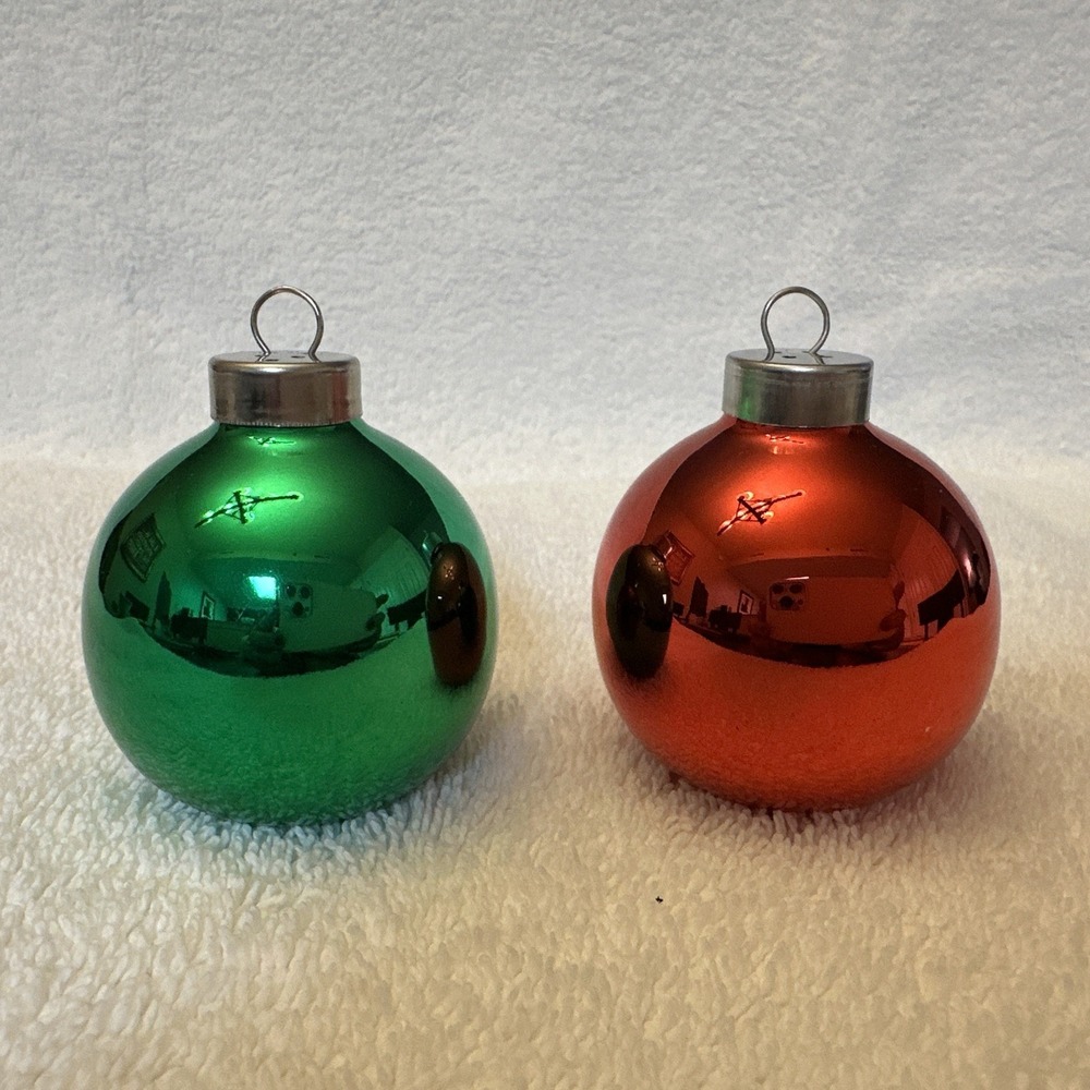 Shiny Christmas Tree Bulbs‎ Salt & Pepper Shakers 2.5 x 2" Red & Green